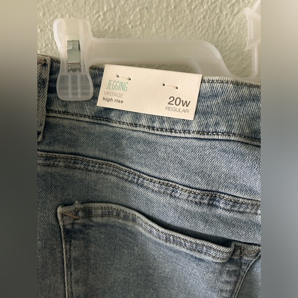 Maurice’s high-rise distressed light wash jegging. Size 20. - Picture 4 of 5